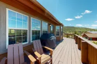 Hillside home with panoramic mountain views, deck, gas firepit & pool table