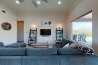 Updated home with mountain views, a private patio, grill, EV charger, W/D, & AC Hotels in Tanque Verde