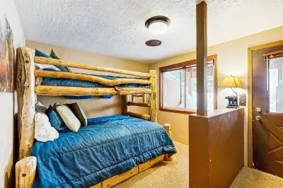 Spacious home with fireplace, deck & grill - walk downtown, dogs OK