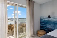 Stunning Water Views and Cozy Balcony Retreat - Charming Oasis