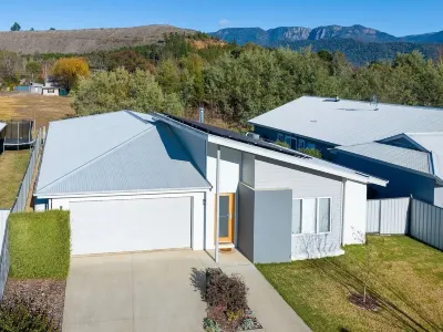 Tewksbury Haven  *with wi-fi* Hotels near Mt Buffalo Olives