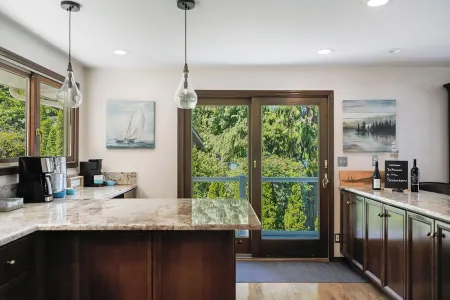 Beautiful Beach House and additional beach cabin with Olympic Mountain view