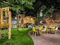 Lodge in Schaijk with Garden Terrace Hotels in Landerd