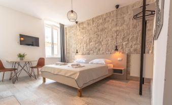 City Center Studio Apartments L&B