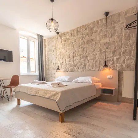 City Center Studio Apartments L&B