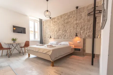 City Center Studio Apartments L&B Отели рядом с достопримечательностью «Амфитеатр в Пуле»