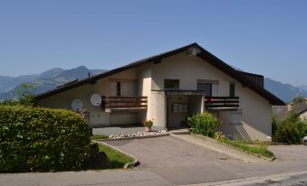 Two-Bedroom Apartment for 4-5 Guests with Lake and Mountain Views