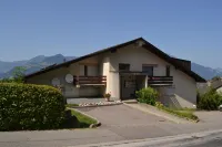 Two-Bedroom Apartment for 4-5 Guests with Lake and Mountain Views Hotel di 