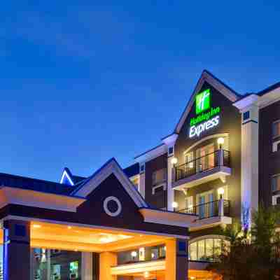 Holiday Inn Express & Suites Calgary South-Macleod Trail S Hotel Exterior
