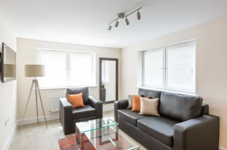 House of Fisher - Central Gate Отели в г. Ньюбери