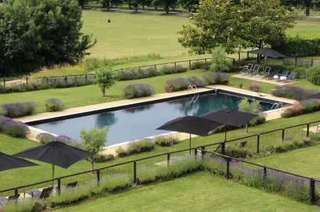 Château les Merles et Ses Villas Отели в г. Сент-Фуа-де-Лонга