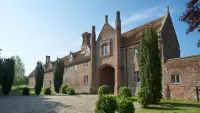 Lavish Tudor Hall & Gardens - Sleeps 14 Hotels in 