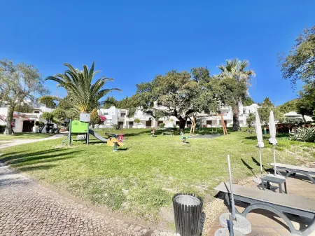 Albufeira Balaia Golf Vilage 4 with Pool by Homing Отели рядом с достопримечательностью «Пляж Фалезия»