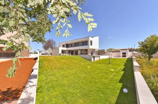 Spacious villa with pool and garden in Stokovci