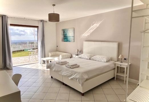 카스텔리 로마니 호수와 주변 마을 풍경