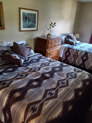 Cedar Falls Motel Hotels near Movie House Winery