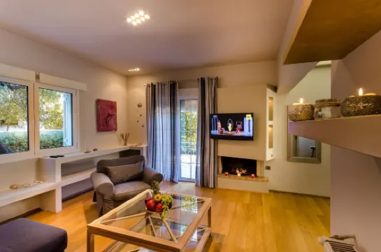 Aquarius - Glyfada Detached House