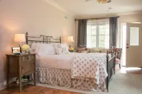 Caldwell House Bed and Breakfast Hotel dekat 17 Park and Ride Lot A