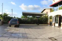 Grand Diamond Hotel Trinidad - parking