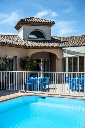 Hôtel le Leukos Отели рядом с достопримечательностью «Aqualand Port Leucate»