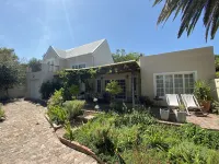 Jonquil Guest Cottage - Condos