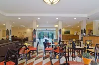 卡斯泰拉羅高爾夫度假酒店 - 早餐