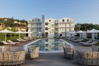V Luxury Suites - piscina