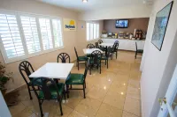 Days Inn by Wyndham Oceanside - Kolam Renang