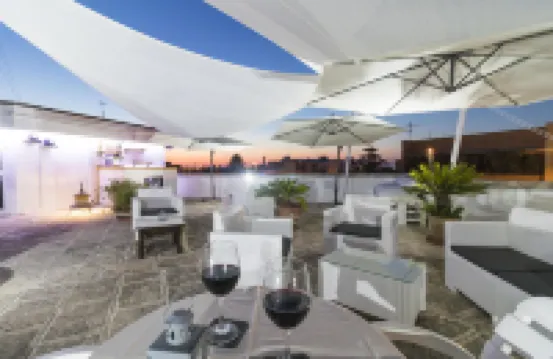 ลักเชอรี่ บีแอนด์บี