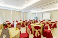 Le Premier Hotel Deltamas - breakfast