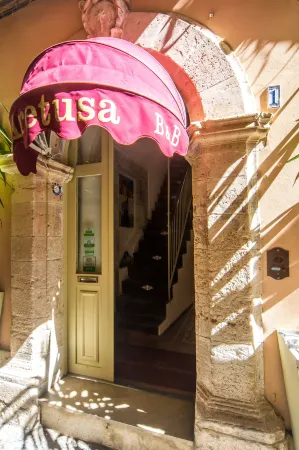 Aretusa Vacanze B&B Отели рядом с достопримечательностью «Piccolo Teatro dei Pupi»