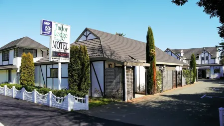 Tudor Lodge Motel Отели рядом с достопримечательностью «Tahunanui Beach»