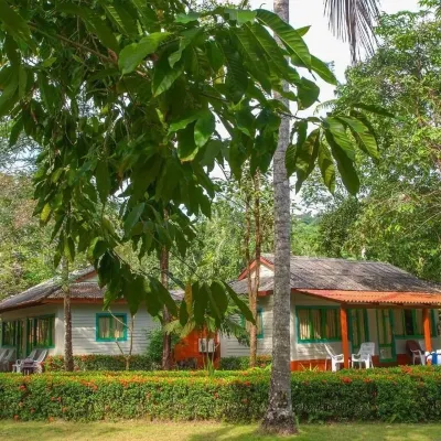 เกาะกูดอ่าวพร้าว บีช รีสอร์ท โรงแรมใกล้หาดอ่าวพร้าว