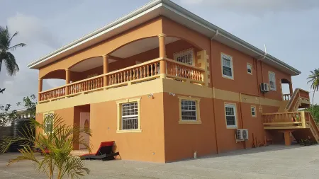 Ri'Biero's Holiday Apartments Отели рядом с Аэропорт Тобаго