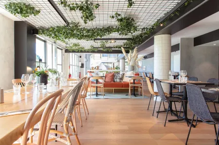 Ibis Nice Aéroport Promenade des Anglais Отели рядом с достопримечательностью «Musée des Arts Asiatiques»