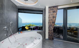 The Magnaura Palace Hotel