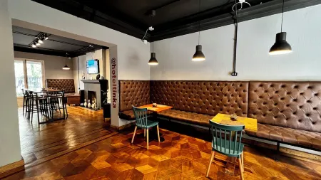 Tinka Отели рядом с достопримечательностью «Constitution Place»