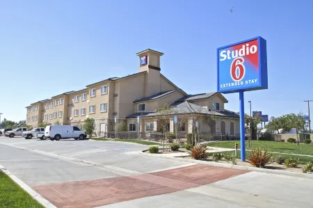 Studio 6 Bakersfield, CA Отели рядом с Аэропорт Медоус Филд