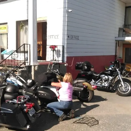 Bay Lake Inn - Frontiersman Motel