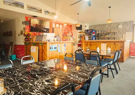 Cozy Corner Motel & Restaurant Отели в г. Хейнс-Джанкшен