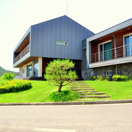 Daegwallyeong Sheep Village Pension Отели рядом с достопримечательностью «Парк Дэгванрён»