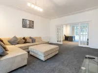 Spacious House With Parking Near Heaton Park Hotels in Prestwich