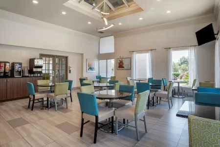 Best Western Plus Carlton Suites Отели рядом с достопримечательностью «Университет Самфорд»