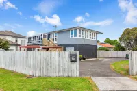 Ellerslie 3Br House | Fresh Reno | Zodiak Stays Hotels in Ellerslie