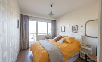 Seaview Apartment on the Beach - Free Parking!