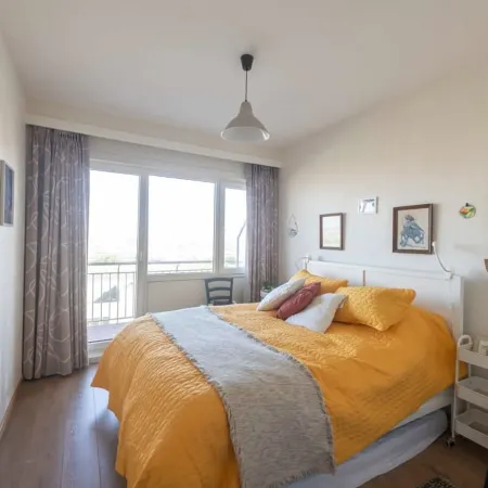 Seaview Apartment on the Beach - Free Parking!