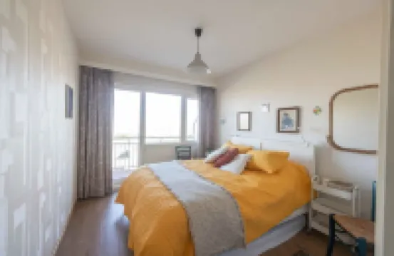 Seaview Apartment on the Beach - Free Parking!