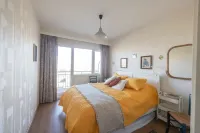 Seaview Apartment on the Beach - Free Parking!