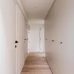 나무 빔과 메자닌이 있는 시티뷰 로프트