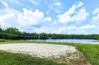 Lakeshore Oasis by Avantstay Private Beach, Views, Hot Tub, Volleyball